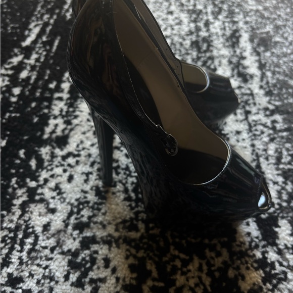 Elegant Black Heels for Every Occasion - Picture 2 of 4